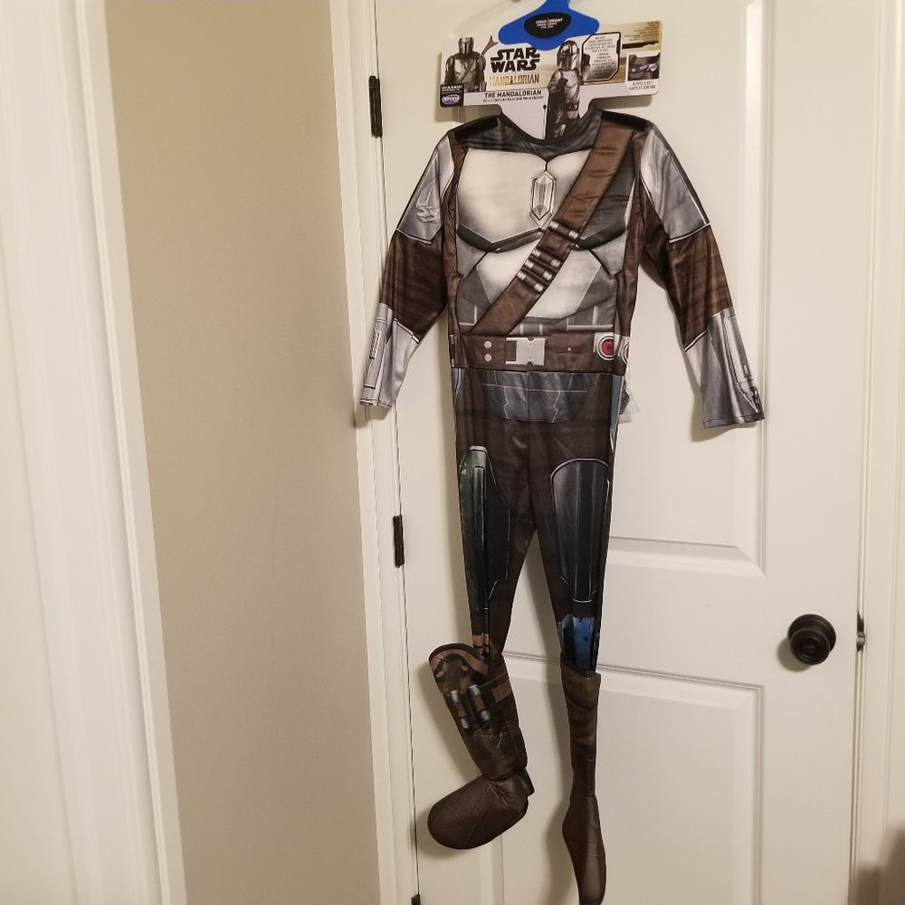 Star Wars Mandalorian Costume with cape, belt, gloves (2 right hands) , and mask